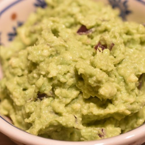 Guacamole med hvidløg og rødløg - nemt og lækkert avocadodip