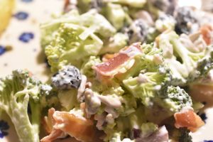 Broccoli salat med bacon & æbler - opskrift