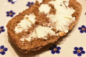 Krydderkage med æbler - nem æble ølkage 