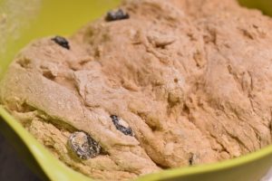 Juleboller med krydderier, rosiner, æble og marcipan - SÅ lækre