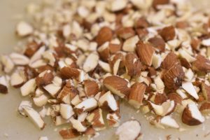 Grofthakkede mandler