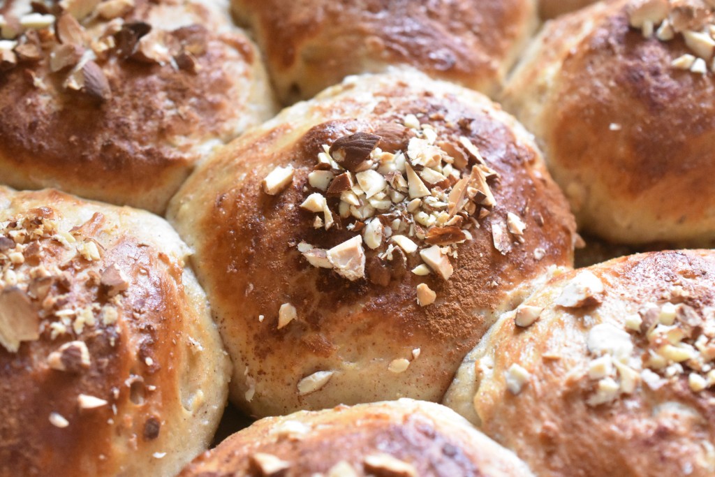 Juleboller med krydderier, rosiner, æble og marcipan - SÅ lækre