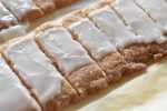 Fedtebrød med romglasur og nye friske med appelsinglasur