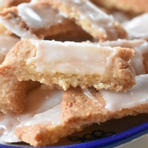 Fedtebrød med romglasur og nye friske med appelsinglasur