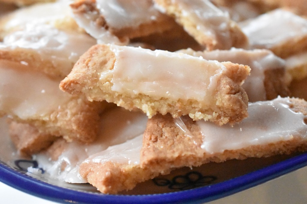 Fedtebrød med romglasur og nye friske med appelsinglasur