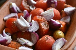 Kylling i stegeso med kartofler & tomat