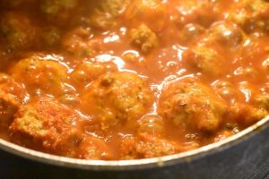 Kødboller i tomatsovs opskrift - nem aftensmad