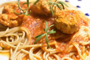 Kødboller i tomatsovs opskrift - nem aftensmad