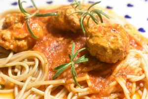 Kødboller i tomatsovs opskrift - nem aftensmad