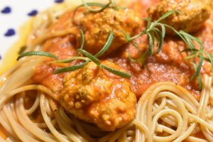 Kødboller i tomatsovs - en nem, lækker og smagfuld ret