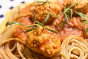 Kødboller i tomatsovs opskrift - nem aftensmad