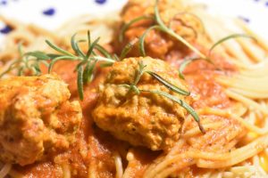 Kødboller i tomatsovs opskrift - nem aftensmad