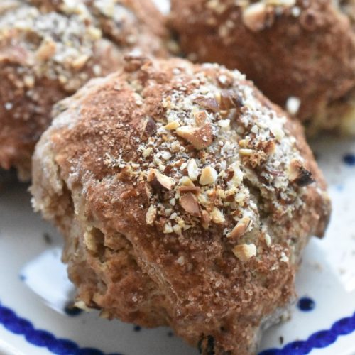 Julescones - nemme scones med julekrydderier, marcipan og rosiner