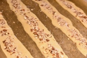 Karamelkager med Amaretto - sprøde karamelsnitter med mandler