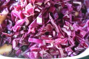 Frisk rødkålssalat med appelsin og æbler