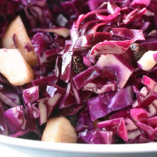 Rødkålssalat med appelsinsaft, æbler og rosiner