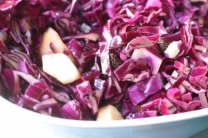 Frisk rødkålssalat med appelsin og æbler