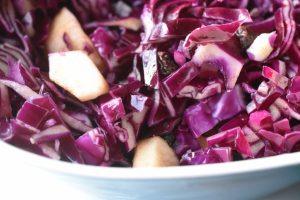 Frisk rødkålssalat med appelsin og æbler