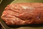 Flanksteak - stegt på pande. Mør og med lækker fløde-pandesauce