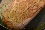 Flanksteak - stegt på pande. Mør og med lækker fløde-pandesauce