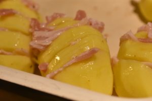 Hasselback kartofler med bacon - sprøde og fyldt med smag
