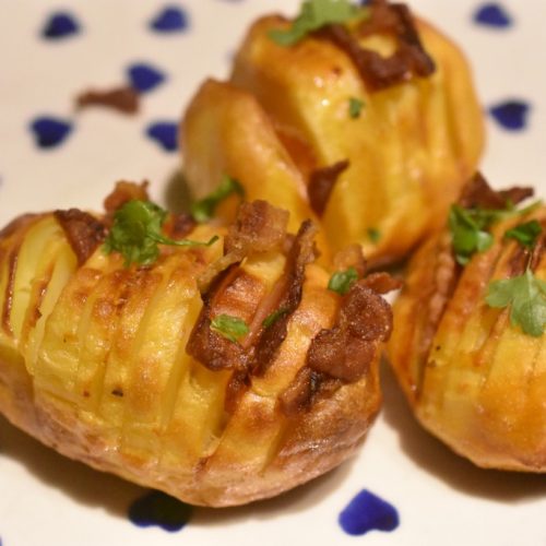 Hasselback kartofler med bacon - sprøde og fyldt med smag
