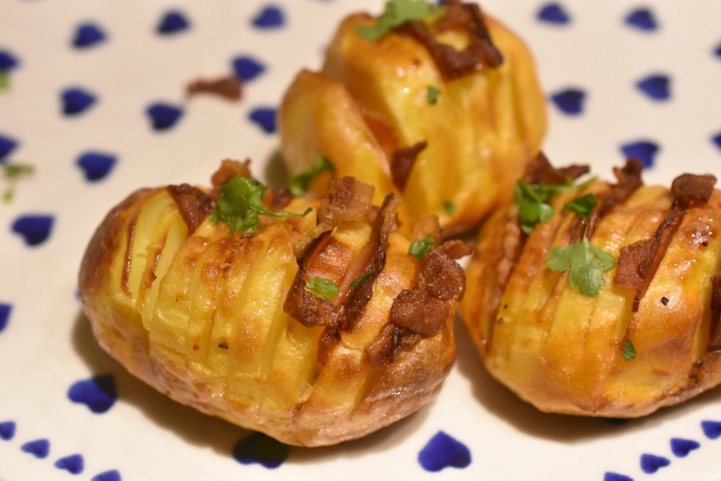 Hasselback kartofler med bacon - sprøde og fyldt med smag