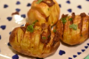 Hasselback kartofler med bacon - sprøde og fyldt med smag