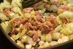 Koteletter i tomatsauce med bacon og timian - en nem og lækker ret