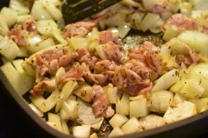 Koteletter i tomatsauce med bacon og timian - en nem og lækker ret