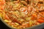 Koteletter i tomatsauce med bacon og timian - en nem og lækker ret