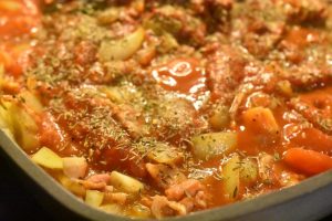 Koteletter i tomatsauce med bacon og timian - en nem og lækker ret