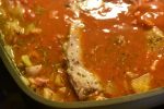Koteletter i tomatsauce med bacon og timian - en nem og lækker ret