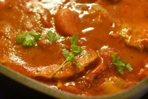 Koteletter i tomatsauce med bacon og timian - en nem og lækker ret