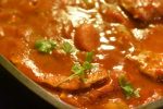 Koteletter i tomatsauce med bacon og timian - en nem og lækker ret