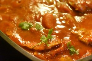 Koteletter i tomatsauce med bacon og timian - en nem og lækker ret
