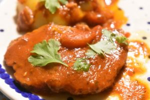 Koteletter i tomatsauce med bacon og timian - en nem og lækker ret
