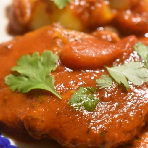 Koteletter i tomatsauce med bacon og timian - en nem og lækker ret