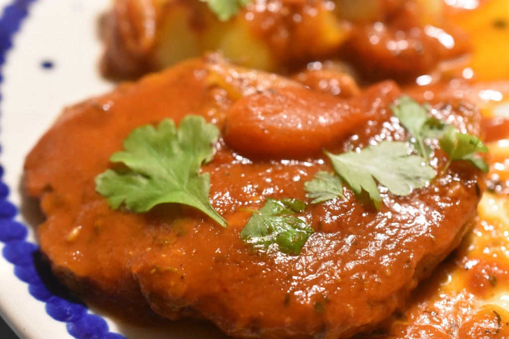 Koteletter i tomatsauce med bacon og timian - en nem og lækker ret