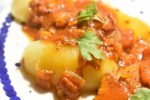 Koteletter i tomatsauce med bacon og timian - en nem og lækker ret
