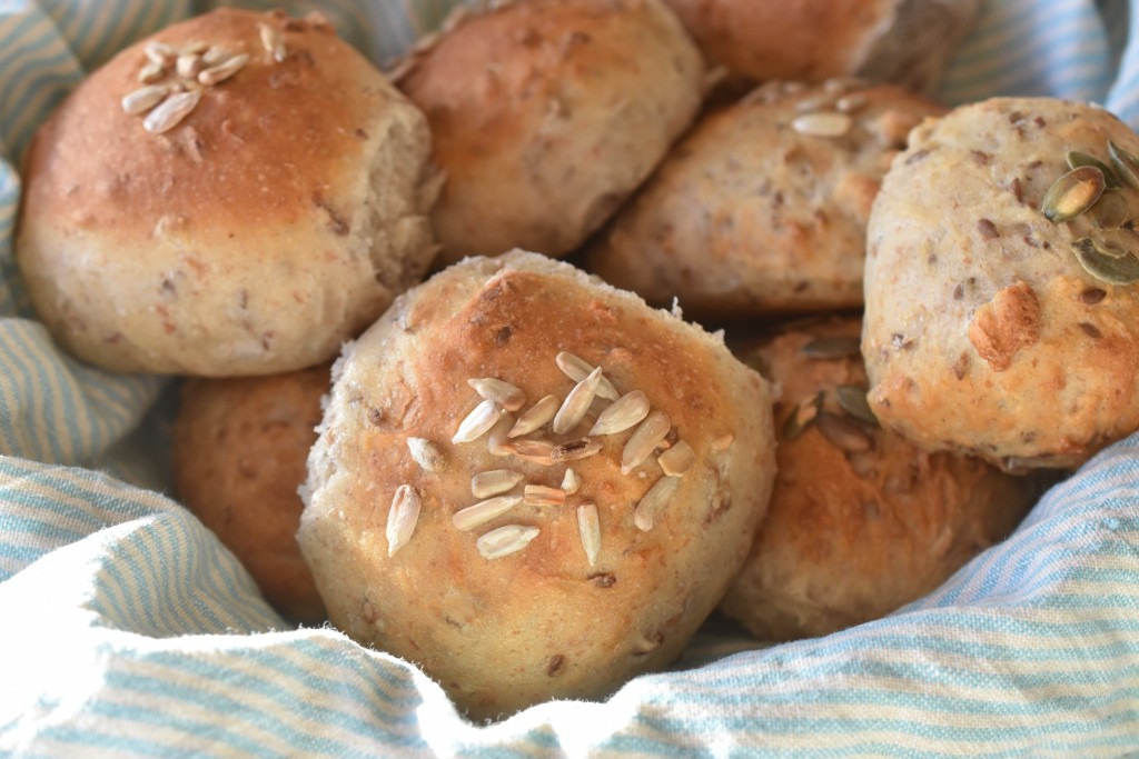 Grove boller med rugmel og hørfrø - nemme, bløde og lækre