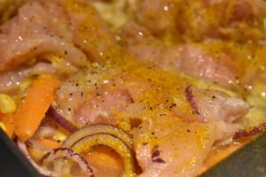 Bagt kylling i baconsvøb - med grøntsager, karry og kokosmælk