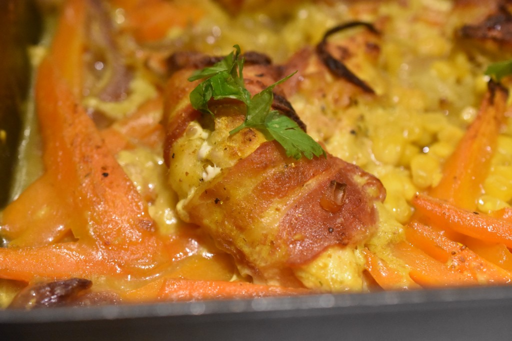 Bagt kylling i baconsvøb - med grøntsager, karry og kokosmælk