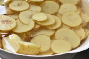 Kartofler skåret i tynde skiver