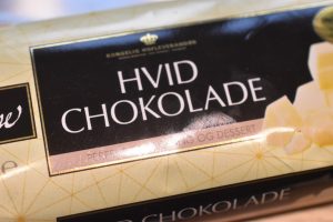 Kage med hvid chokolade & kirsebær opskrift