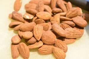 Hvid chokoladekage med kirsebær - blondie med Amarena