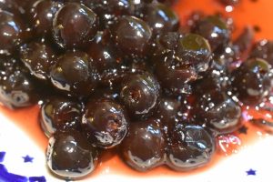 Kage med hvid chokolade & kirsebær opskrift