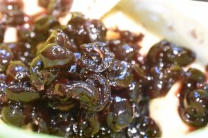 Hvid chokoladekage med kirsebær - blondie med Amarena