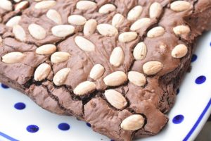 Brownie med mandler - den bedste opskrift på chokoladebrownie 