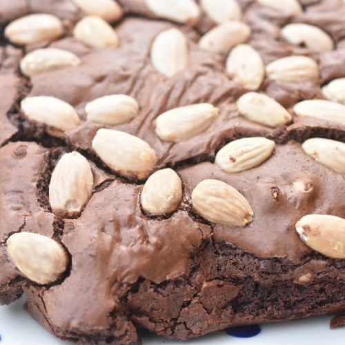 Brownie med mandler - den bedste opskrift på chokoladebrownie